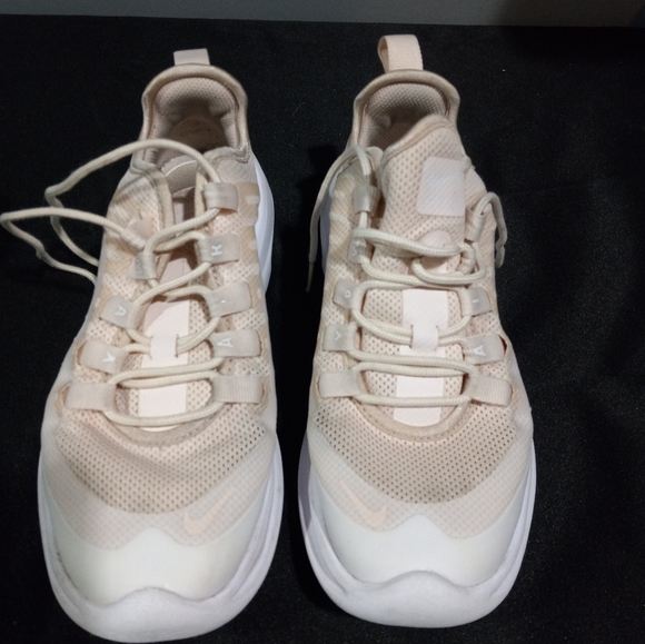 Nike - Picture 2 of 5